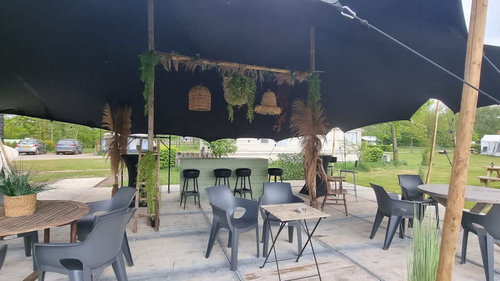 Luxe stretchtent met bar en gezellige terrassen bij Campingpark het Zwarte Water